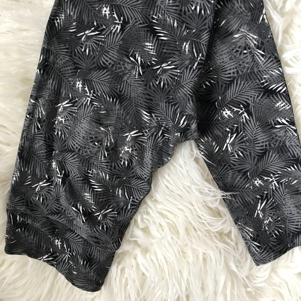 Grey palm OS leggings! Great condition!
